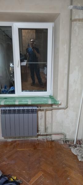 Старый радиатор у окна